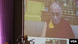 Dalai Lama berbicara melalui video konferensi dalam acara peringatan HUT ke-80 Uskup Desmond Tutu dekat Cape Town, Afsel (8/10). Pemerintah Afsel menolak permohonan visa Dalai Lama.