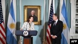 El secretario de Estado de Estados Unidos, Antony Blinken (derecha), escucha a la ministra de Relaciones Exteriores de Argentina, Diana Mondino, hablar en el Departamento de Estado en Washington, el 17 de mayo de 2024.