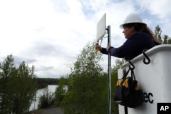 미국 알래스카주 스털링에서 '알래스카 커뮤니케이션' 관계자가 무선 인터넷 설비를 설치하고 있다. (자료사진)