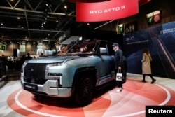 Sebuah mobil BYD YangWang U8 dipamerkan di Paris Auto Show 2024 di Paris, Prancis, 14 Oktober 2024. (Benoit Tessier/REUTERS)