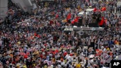 Massa berkumpul di persimpangan dekat Pagoda Sule untuk berunjuk rasa, memprotes kudeta militer di Yangon, Myanmar, Rabu, 17 Februari 2021.