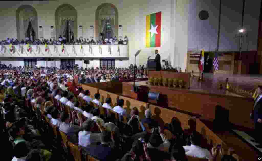 ພວກນັກສຶກສານັ່ງຟັງ ປະທານາທິບໍດີສະຫະລັດ ທ່ານບາຣັກ ໂອບາມາ ກ່າວຄໍາປາໄສຂອງທ່ານ ທີ່ຫ້ອງໂຖງ Convocation ຂອງມະຫາວິທະຍາໄລ ຢ່າງ​ກຸ້ງYangon ຂອງມຽນມາ ໃນວັນທີ 19 ພະຈິກ 2012.