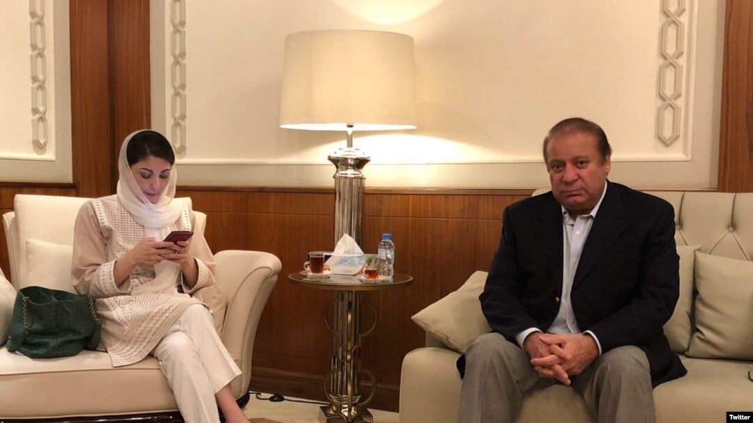 نواز شریف اور مریم نواز ابو ظہبی ایئر پورٹ پر موجود ہیں۔ یہ تصویر مریم نواز نے اپنے ٹوئٹر اکاؤنٹ پر جاری کی ہے۔