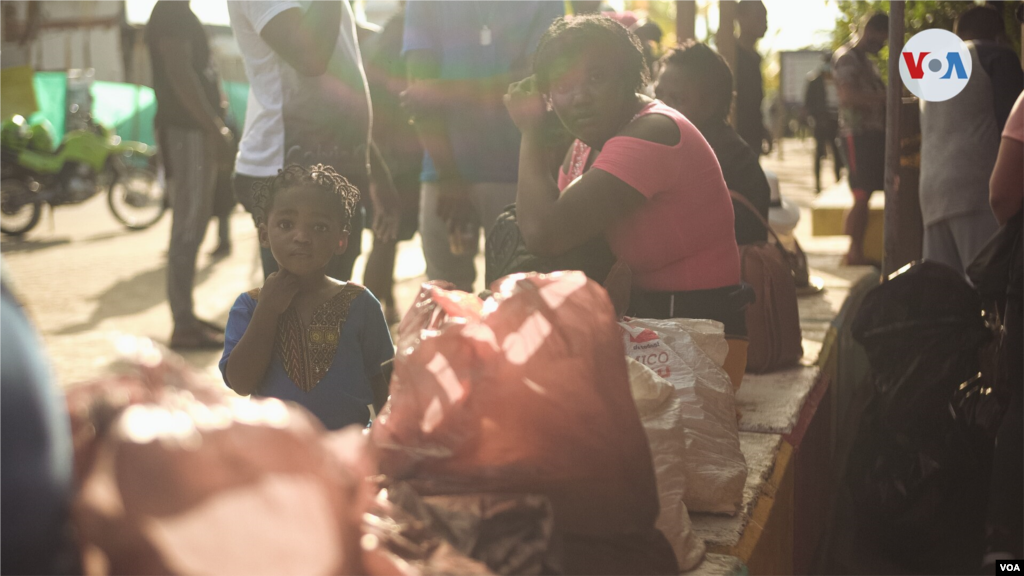 En las calles del Golfo de Urab&#225;, en Colombia, se ven a ni&#241;os migrantes, de 0 a 5 a&#241;os, a la espera que sus padres puedan comprar el tiquete para abordar una lancha.