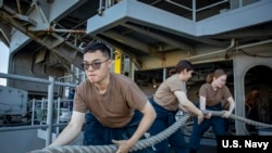 Serbaz li baregeheke deryayî keştîya firokhilgir Abraham Lincoln girêdidin.