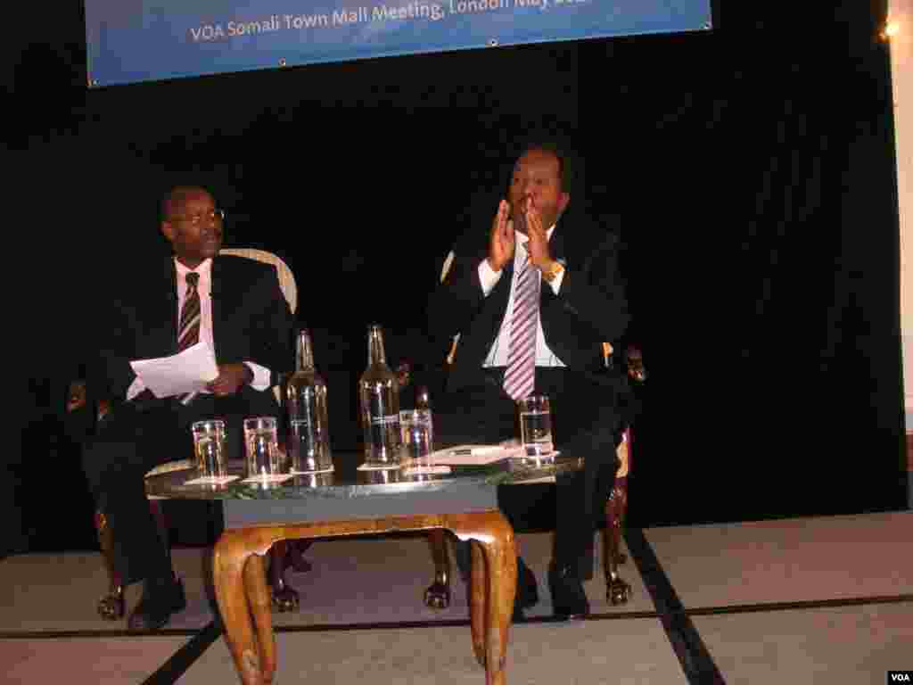 Madaxweyne Xasan Shiikh oo marti ku ah barnaamijka dhalinyarada ee "Waa Go'aankaaga"&nbsp; iyo Haruun Macruuf oo ka tirsan VOA oo Barnaamijka Daadihinaya.