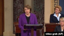 La présidente du Comité du renseignement du Sénat, la Sénatrice démocrate de la Californie Dianne Feinstein, , à gauche, parle sur le plancher du Sénat au Capitole à Washington, mardi 9 décembre 2014.