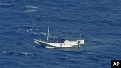 지난 7월 호주로 향하다 인도네시아 인근 해상에서 구조된 난민선. (자료사진)