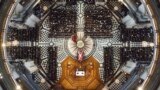 Military personnel carry the coffin of former British prime minister Margaret Thatcher into St Paul&#39;s Cathedral, for her funeral service, in London April 17, 2013.