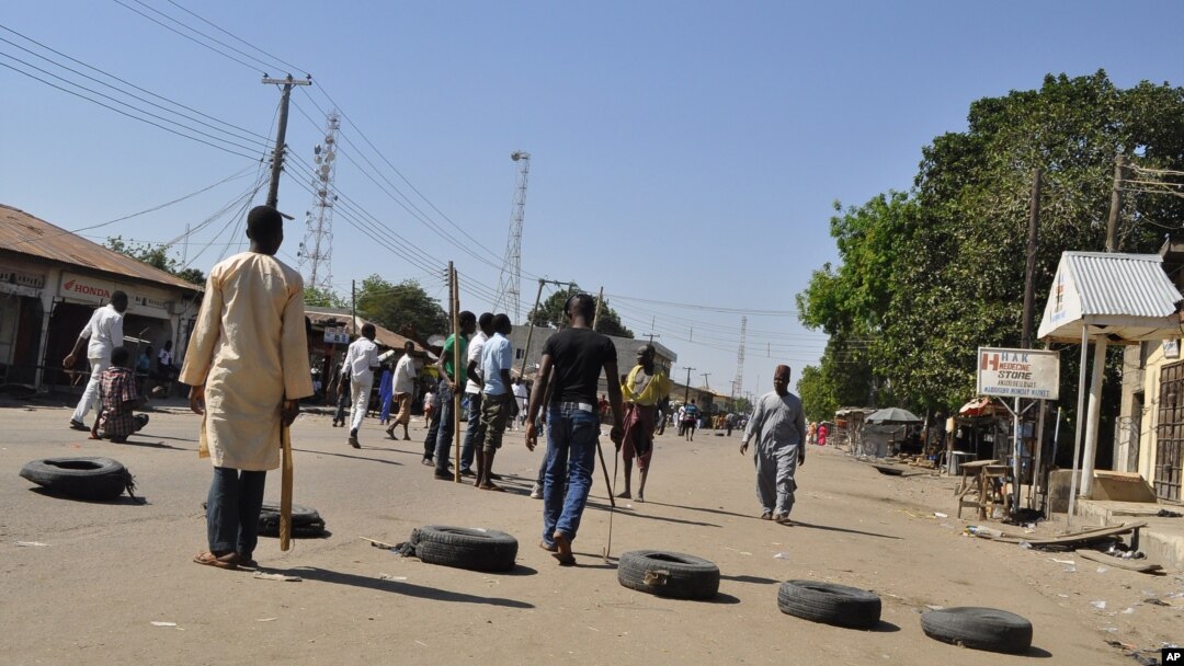 Các chướng ngại vật được đặt trên đường sau vụ nổ bom tại khu chợ ở Maiduguri, Nigeria, 1/12/14