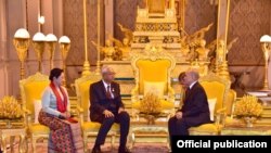 သမ္မတဦးထင်ကျော်နဲ့ သမ္မတကတော် ဒေါ်စုစုလွင် တို့ကို ကမ္ဘောဒီးယားဘုရင် Norodom Sihamoni က သူရဲ့နန်းတော်မှာ လက်ခံတွေ့ဆုံစဉ်
