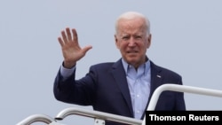 Presiden AS Joe Biden menaiki pesawat kepresidenan untuk terbang ke Ohio, di Pangkalan Andrews, 22 Juli 2021. 