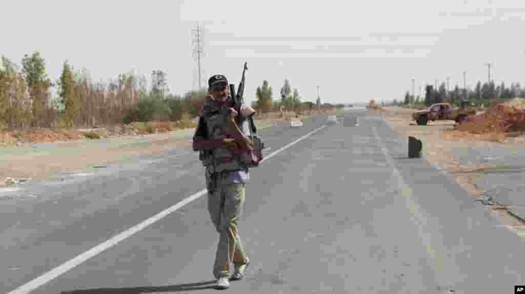 The road to Bani Walid, Libya September 4, 2011. VOA - E. Arrott