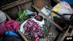 Des enfants déplacés internes dorment dans un bateau sur la rive du lac Albert, à Tchomia, Ituri, 5 mars 2018.