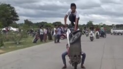 ဆိုင်ကယ်စတန့်ထွင် မောင်းနေ ကြသူများ