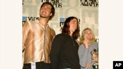 ARCHIVO - Los miembros de la banda Nirvana, de izquierda a derecha, Krist Novoselic, Dave Grohl y Kurt Cobain, el 2 de septiembre de 1993, en Universal City, California. (AP Photo/Mark J. Terrill)