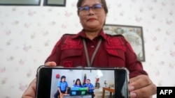 Kepala Lapas Perempuan Kelas IIB Yogyakarta, Evi Loliancy, memperlihatkan foto terbaru terpidana mati Mary Jane Veloso sedang bermain keyboard menjelang perayaan natal, di Wonosari, Yogyakarta, Kamis, 21 November 2024. (Foto: Devi Rahman/AFP)