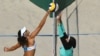 Atlet Italia (kiri) dan Mesir berhadapan dalam pertandingan bola voli pantai di di arena Olimpiade di Rio de Janeiro, Brazil (9/8).&nbsp;(AFP/Yasuyoshi Chiba)