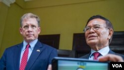 Kem Sokha, leader of the banned opposition CNRP party, talks briefly to reporters after a meeting with US Ambassador to Cambodia Patrick Murphy (left) at his house in Phnom Penh, November 11, 2019. (Khan Sokummono/VOA Khmer)