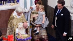 L'archevêque Antje Jackelen, qui est une femme, baptisant le prince Nicolas de Suède, à l'église du château de Drottningholm, près de Stockholm, le 11 octobre 2015. (Maja Suslin/TT News Agency via AP)