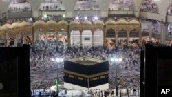 Peregrinos musulmanes oran en la Gran Mezquita, antes del peregrinaje anual del Hajj en la ciudad santa musulmana de La Meca, Arabia Saudita, el martes, 29 de agosto, de 2017.