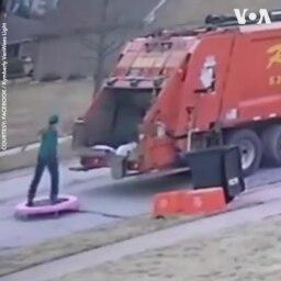 Giải trí khi thu gom rác