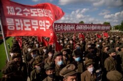북한에서 함경도 지역 태풍 피해 복구를 위해 결성된 1만2000명의 '수도당원사단' 당원들이 8일 평양에서 궐기대회를 갖고 피해 지역으로 출발했다.