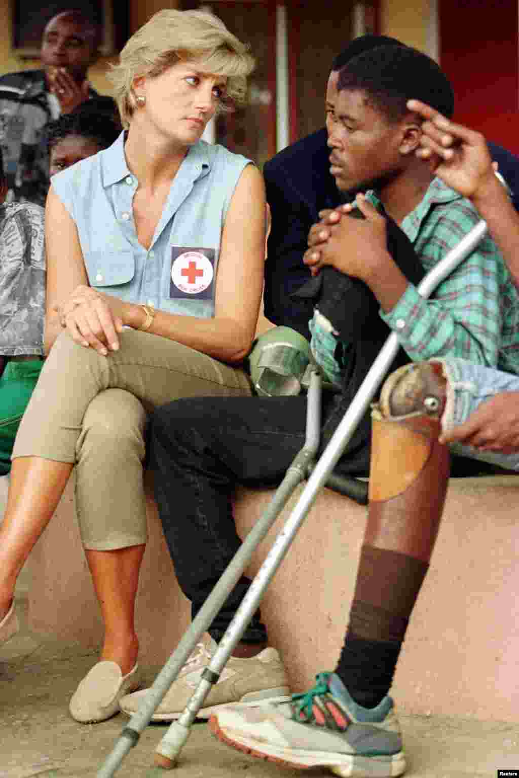 Princesa Diana fala com veteranos de guerra em Luanda em janeiro de 1997 