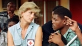 Princesa Diana fala com veteranos de guerra em Luanda em janeiro de 1997 