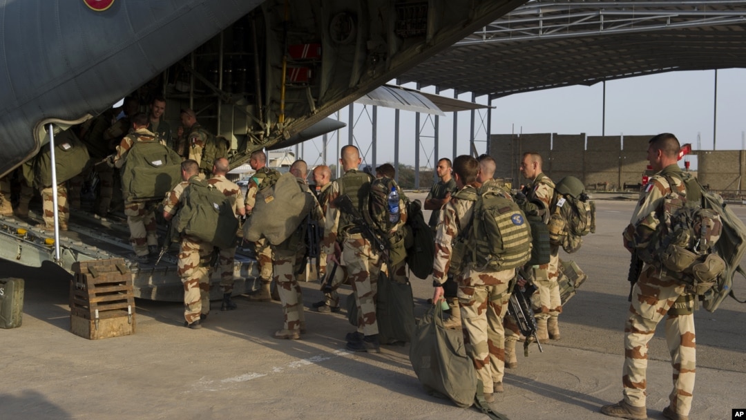 Pasukan Perancis yang diterjunkan untuk operasi militer di Mali siap menaiki pesawat di bandara N'Djamena, ibukota Chad (11/1). 
