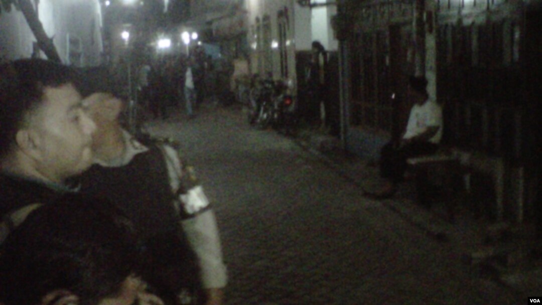 Densus 88 melakukan penggerebekan terduga teroris di sebuah rumah di Kalilom, Surabaya Senin malam (20/1). 