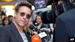 Robert Downey Jr. diwawancara ketika tiba di acara pemutaran perdana film 'The Avengers Age of Ultron' di London, 21 April 2015.