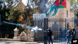 Sòlda Izrayelyen kap tire gaz lakrimojèn sou manifestan palestinyen yo nan lavil Bethlehem. Samdi 31 mas 2018. 