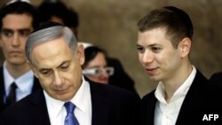 Perdana Menteri Israel Benjamin Netanyahu (kiri) dan putranya, Yair Netanyahu, mengunjungi Tembok Ratapan di Yerusalem, 18 Maret 2015.