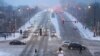 Algunos peatones se aventuran a caminar por una avenida de la ciudad de Chicago en medio de una tormenta invernal el 22 de diciembre de 2022.