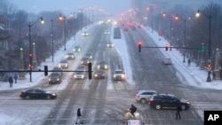 Algunos peatones se aventuran a caminar por una avenida de la ciudad de Chicago en medio de una tormenta invernal el 22 de diciembre de 2022.