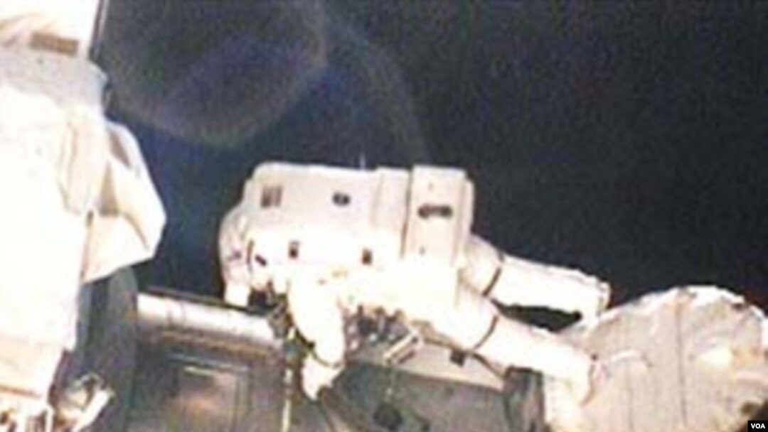 Astronot Rick Mastracchio keluar dari pesawat pada misi perbaikan pertama, 9 April 2010.