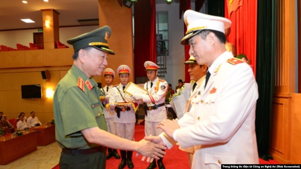 Tô Lâm, khi còn là bộ trưởng Công an, bắt tay Nguyễn Duy Ngọc khi trao quyết định bổ nhiệm thứ trưởng Công an hôm 15/8/2019. Ông Ngọc được bổ nhiệm lãnh đạo UBKTTW hôm 24/1.