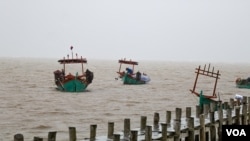 Fishing boats seen floating at Kampot beach, on October 2, 2021. (Sun Narin/VOA Khmer) 