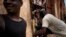 Des détenus sont vus dans leur cellule de la prison centrale de Bamako à Bamako, le 3 juillet 2020.