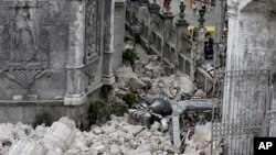 Bagian Basilica of the Holy Child ambruk akibat gempa besar yang menimpa kota Cebu dan merusak gereja tertua di Filipina itu (15/10). (AP/Bullit Marquez)