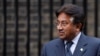 Mantan Presiden Pakistan Pervez Musharraf tiba di Downing Street, London, untuk bertemu dengan Perdana Menteri Inggris saat itu, Gordon Brown, pada 28 Januari 2008. (Foto: Reuters/Stephen Hird)