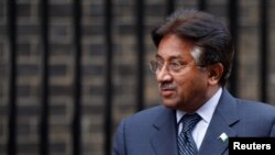 Mantan Presiden Pakistan Pervez Musharraf tiba di Downing Street, London, untuk bertemu dengan Perdana Menteri Inggris saat itu, Gordon Brown, pada 28 Januari 2008. (Foto: Reuters/Stephen Hird)