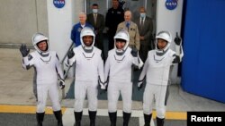 Kru roket SpaceX Falcon 9: Komandan Mike Hopkins, Victor Glover, Shannon Walker, dan astronaut Jepang Soichi Noguchi, melambaikan tangan sebelum memasuki pesawat antariksa untuk misi komersial NASA pertama di Kennedy Space Center, Cape Canaveral, Florida, Minggu, 15 November 2020