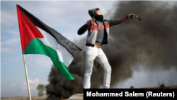 Un manifestante palestino lanza piedras contra tropas israelíes cerca de la frontera de la Ciudad de Gaza. 15 diciembre 2017.