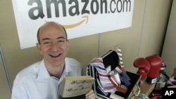 Người sáng lập Amazon.com Jeff Bezos cầm cuốn sách "Fluid Concepts and Creative Analogies" của Douglas Hofstadter -cuốn sách đầu tiên bán trên Amazon.com - ảnh chụp ngày 17/6/2015.