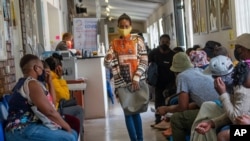 Des volontaires attendent dans un centre d'essai de vaccins près de Johannesburg, en Afrique du Sud, le 30 novembre 2020.