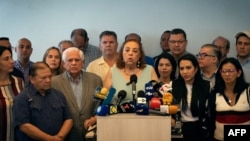 La candidata presidencial por la Plataforma Unitaria Democrática (PUD), Corina Yoris, habla durante una conferencia de prensa en Caracas, Venezuela, el 25 de marzo de 2024. (Foto de Ronald PEÑA/AFP)