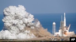 Roket Falcon 9 SpaceX yang dijuluki "Falcon Heavy", lepas landas dari pusat peluncurannya, pad 39A di Kennedy Space Center, Cape Canaveral, Florida, Selasa, 6 Februari 2018. 