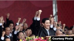 台湾总统马英九在双十节庆典呼口号(台湾总统府提供)